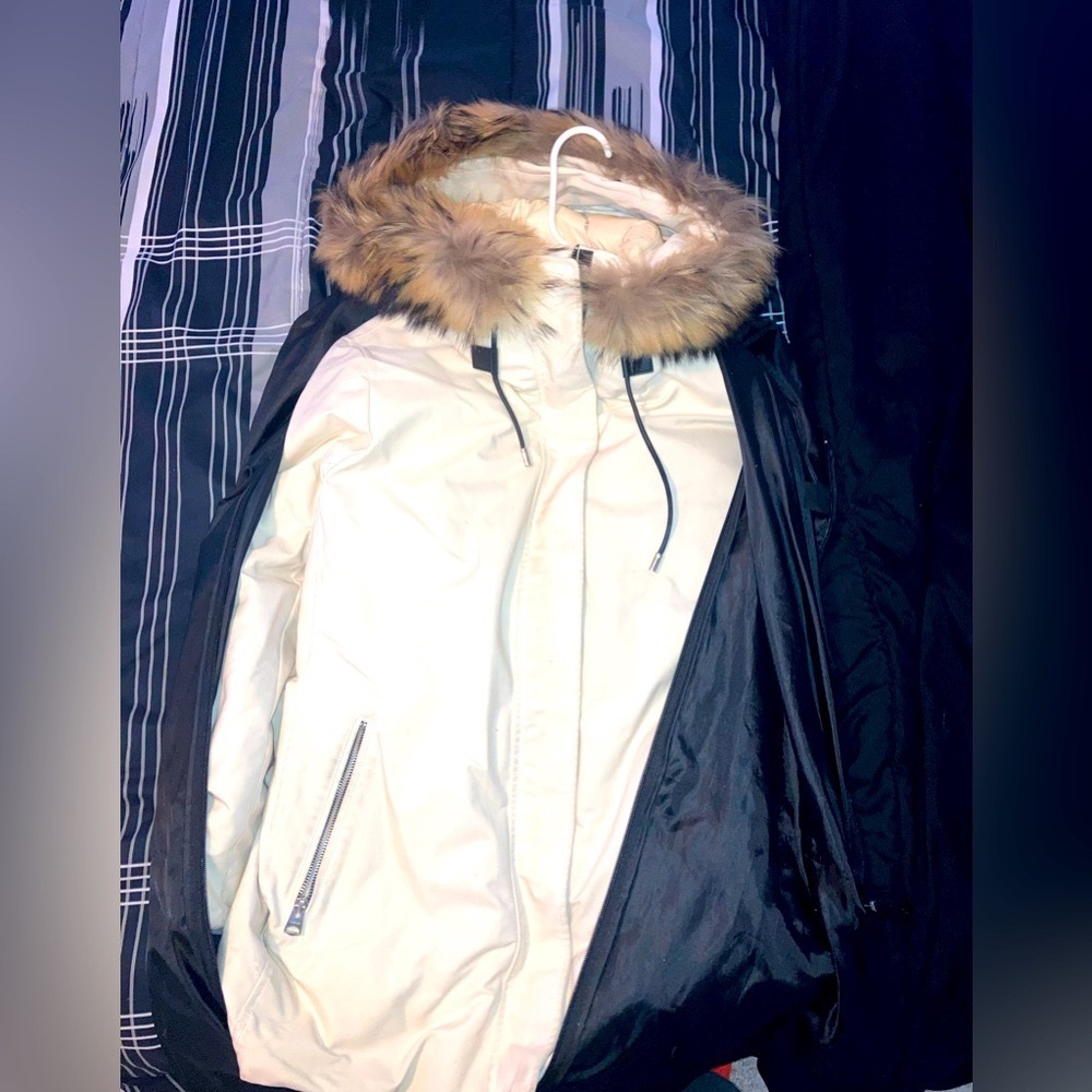Enjoy this nice woman’s coat for next winter clean like/new - Picture 3 of 5